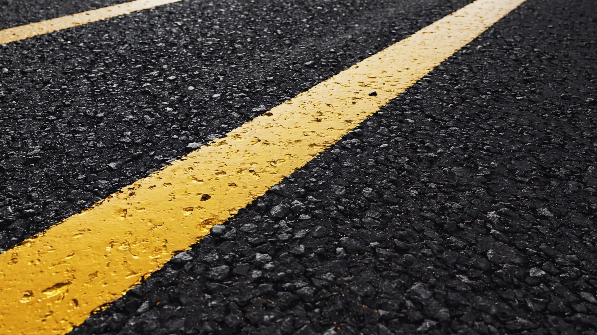 Texture d’asphalte neuf avec ligne peinte jaune